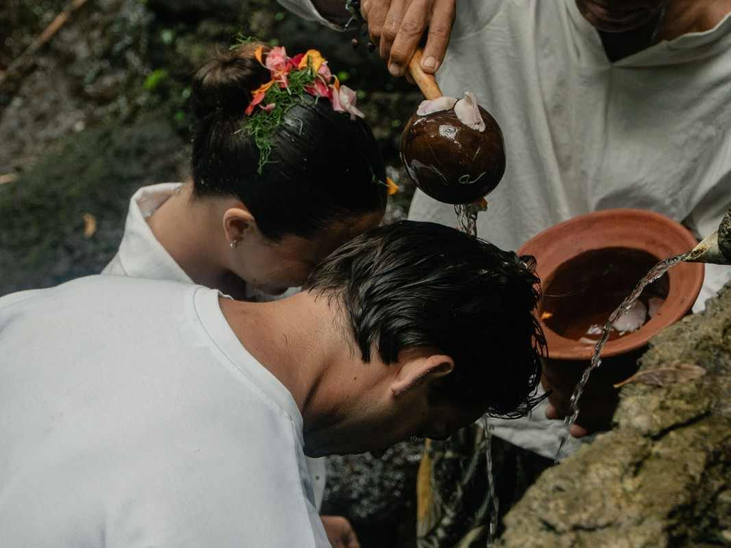 Tirta Empul ceremony follows several simple spiritual steps, from the first prayer to the final blessing.