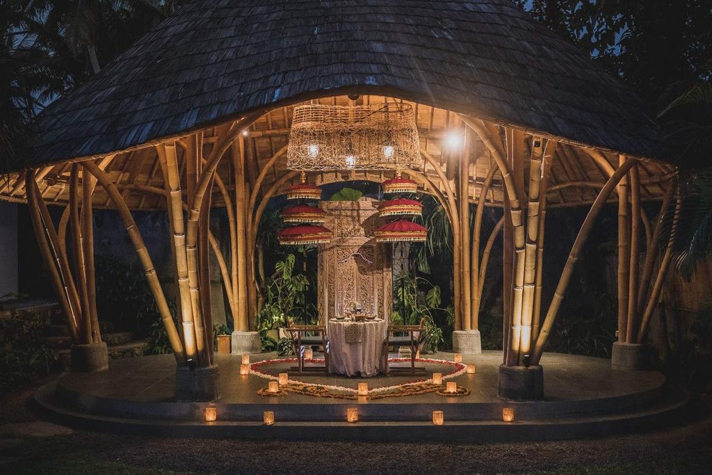 candlelight dinner experience is designed to give honeymoon couples plenty of privacy and a romantic setting