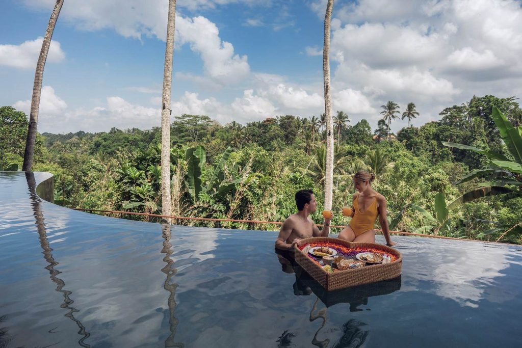 floating breakfast is one of those romantic experiences couples should try.